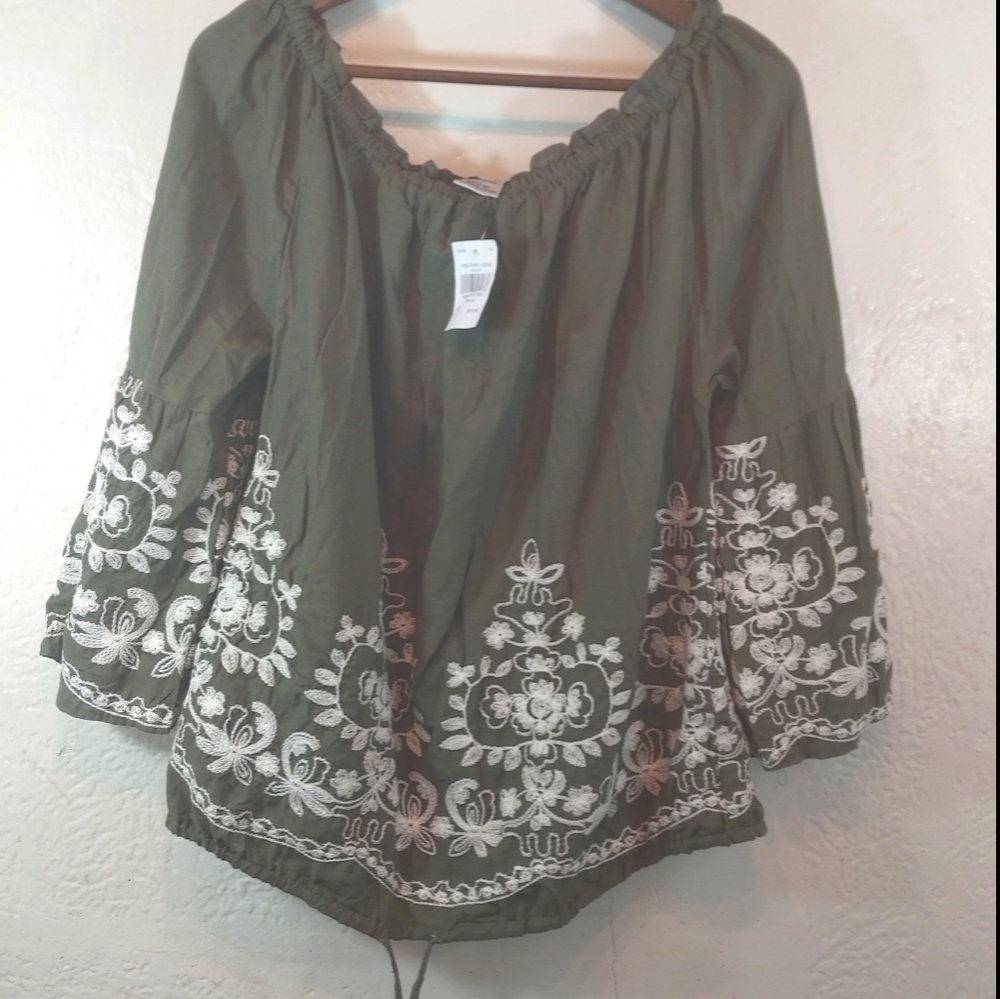 👚🤩bell sleeve blouse w/ embroidery 😍👚